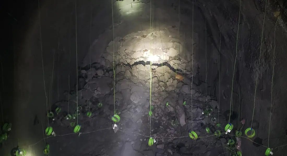 Carguío de la tronada — Inspección de rutina del carguío de producción.